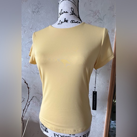 TAHARI modern essentials. Top with a double lining. Size S/P. - Picture 1 of 9
